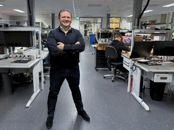 Commercieel Directeur MicroFix, Chiel van den Berg, in de werkplaats.