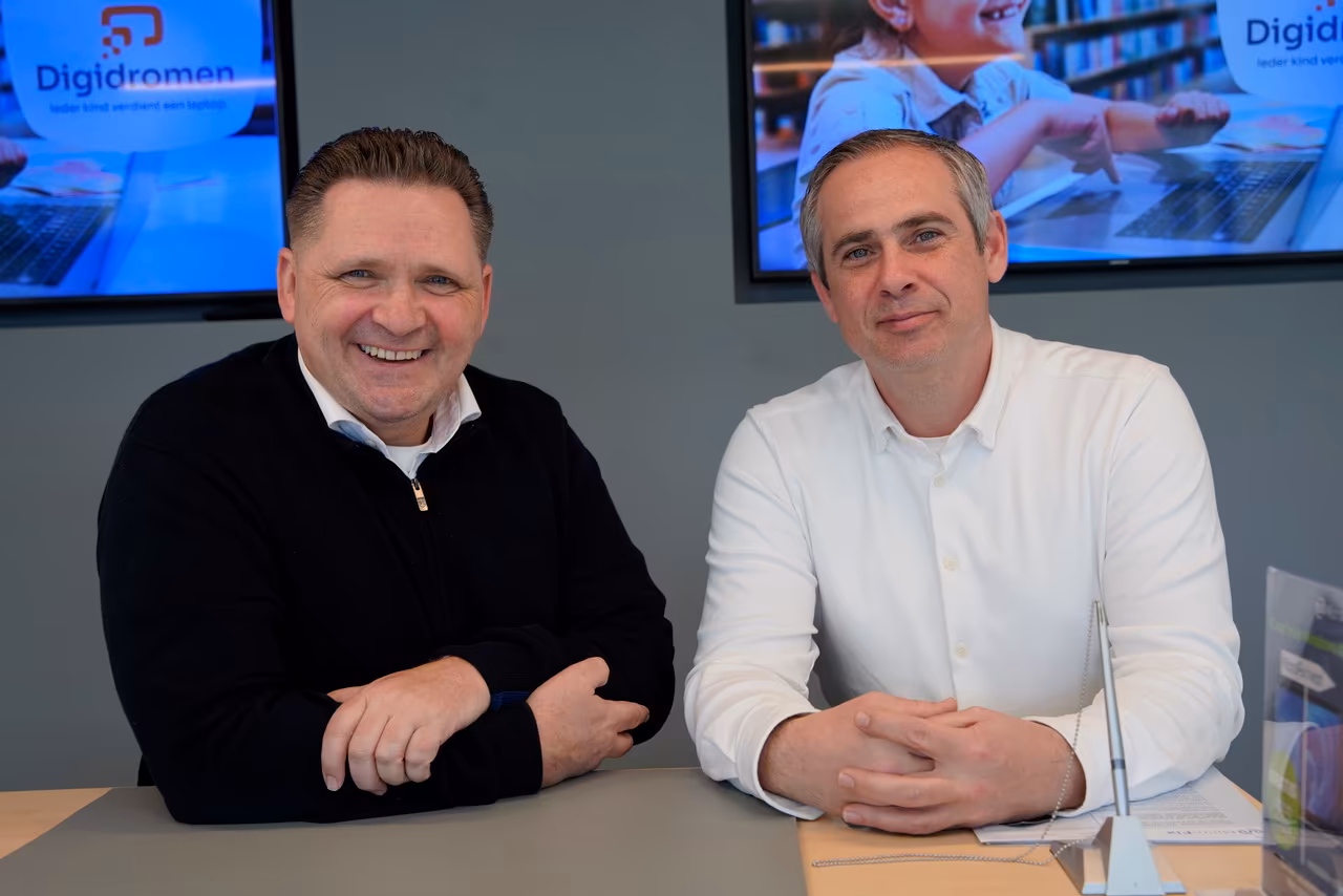 Chiel van den Berg en Jeroen Ronner van MicroFix aan de balie in Leiden