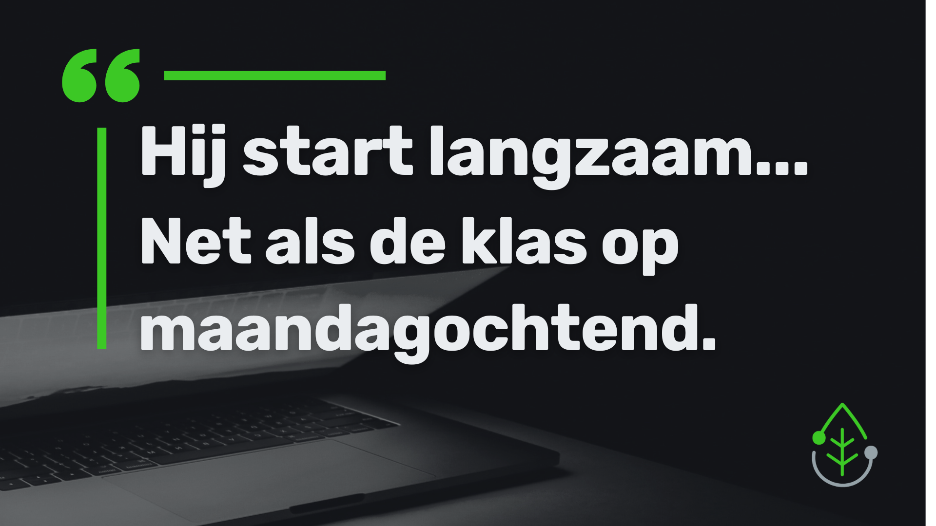 Studenten werken samen met laptop op schoolplein – IT-reparatie Onderwijs door MicroFix voorkomt uitval