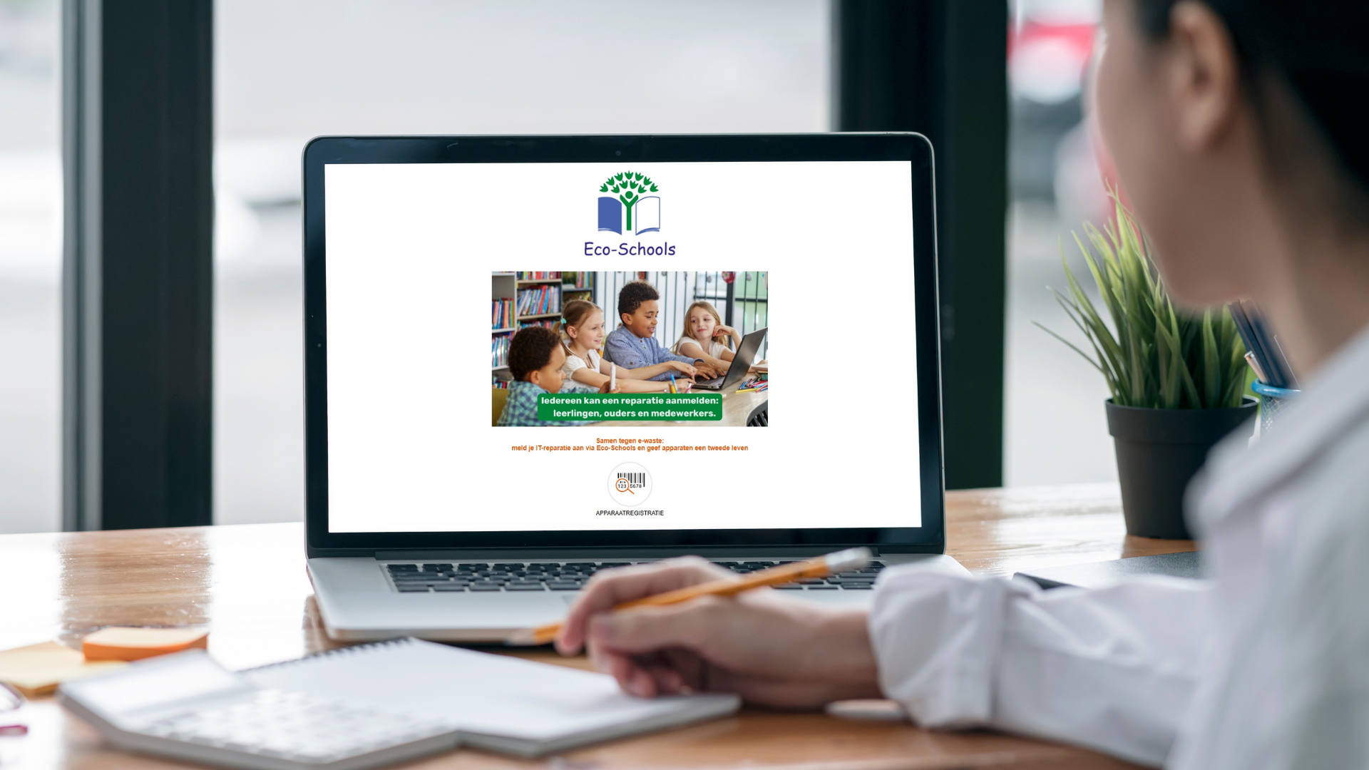 Leerling bekijkt Eco-Schools portaal voor IT-reparatie Onderwijs – eenvoudig reparaties aanmelden via MicroFix